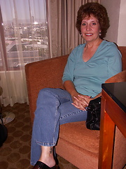 Mature Amy loves to munch on cock